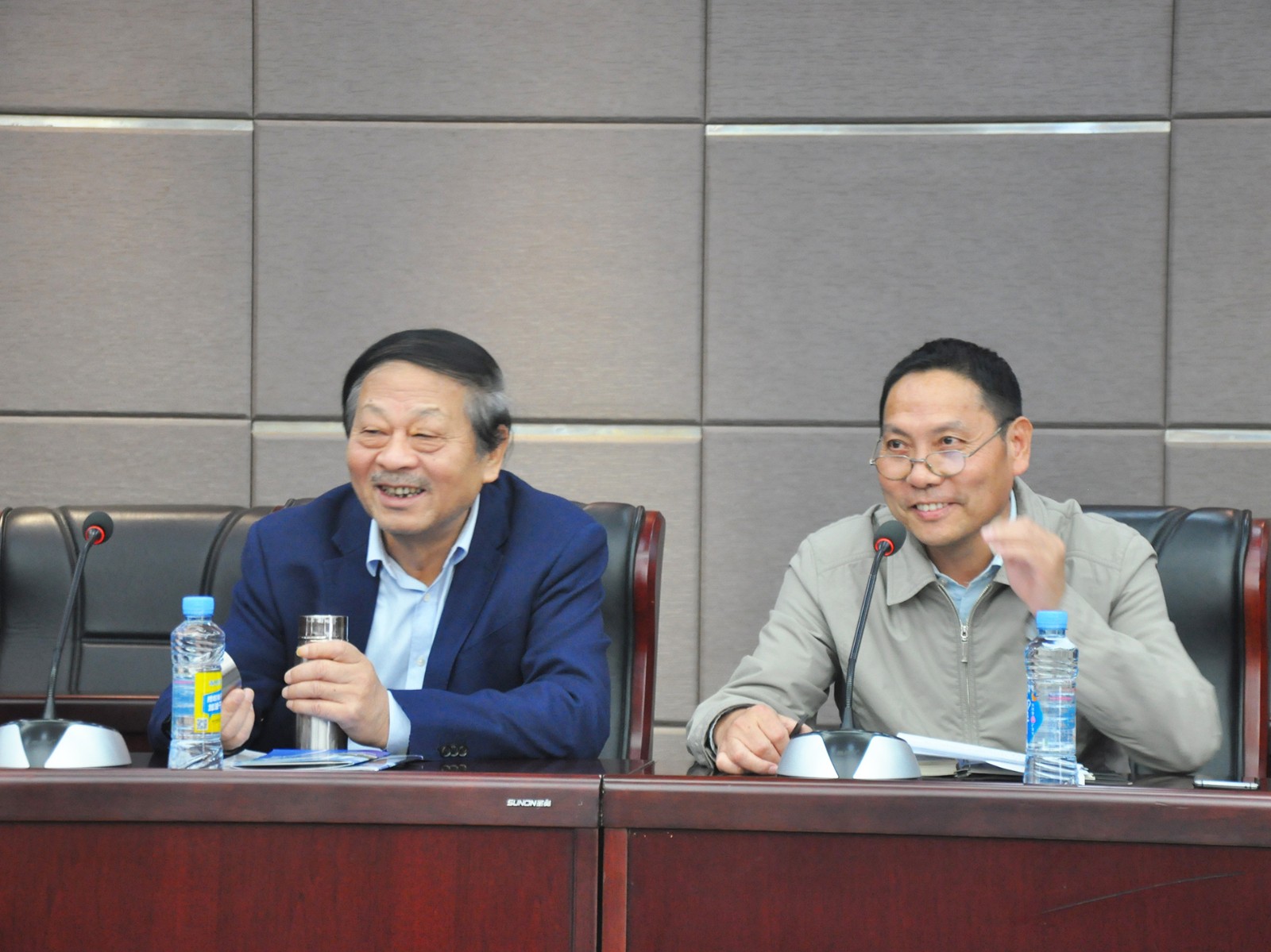 主持-.jpg 主持-.jpg